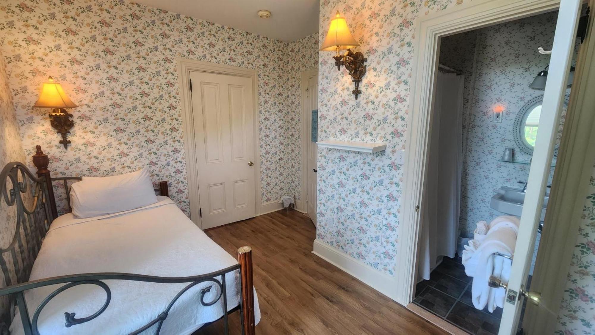 Greystone Manor Bed & Breakfast Bird-in-Hand Екстер'єр фото