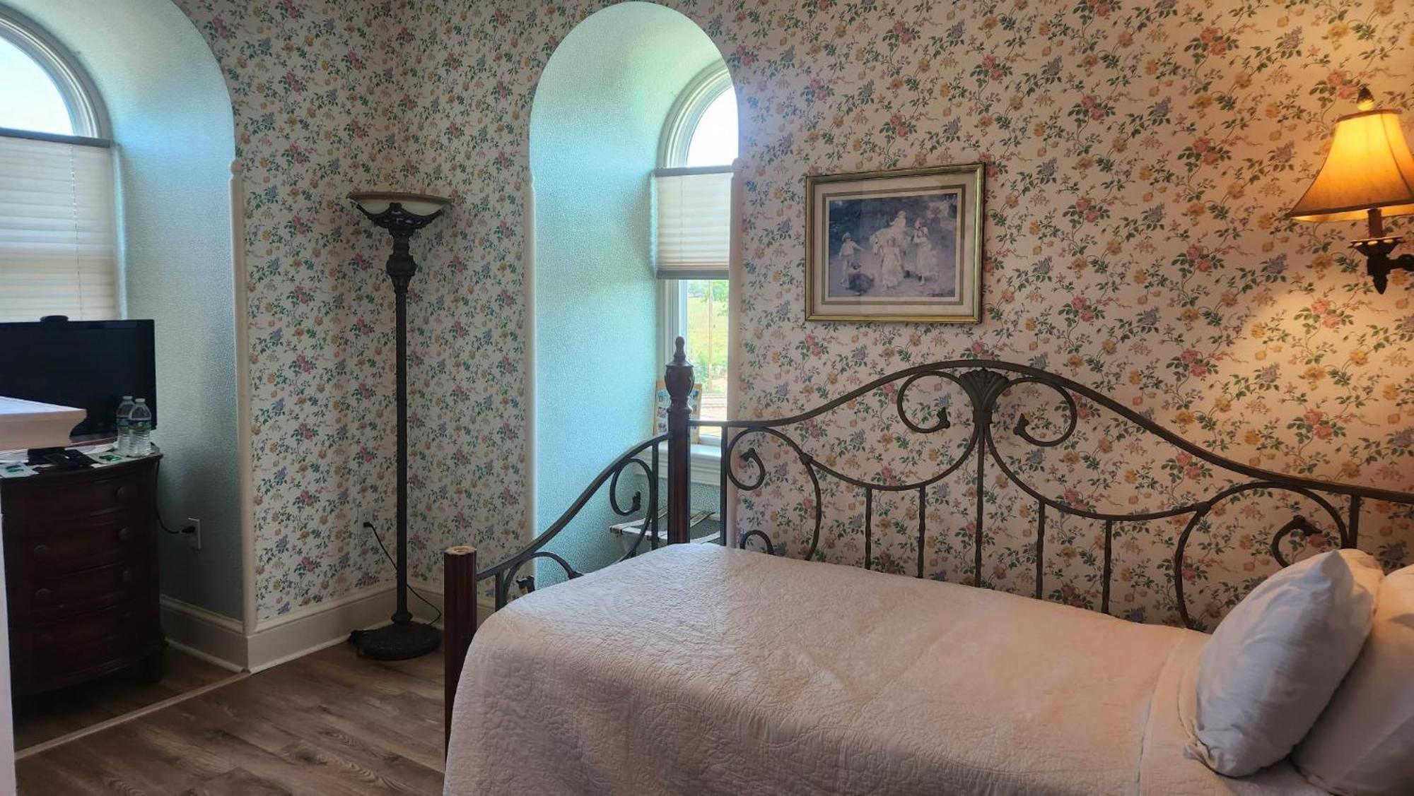Greystone Manor Bed & Breakfast Bird-in-Hand Екстер'єр фото