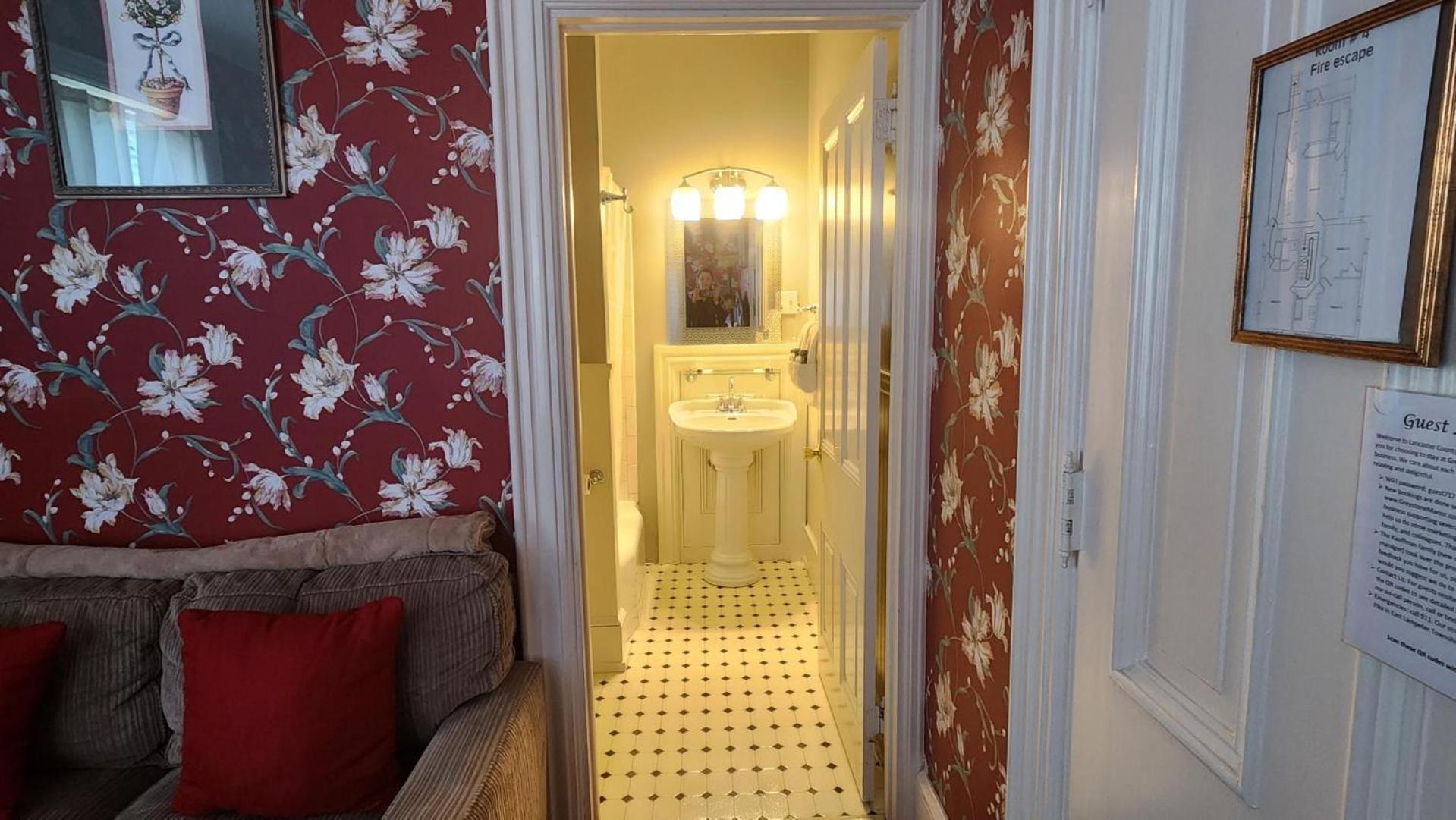 Greystone Manor Bed & Breakfast Bird-in-Hand Екстер'єр фото