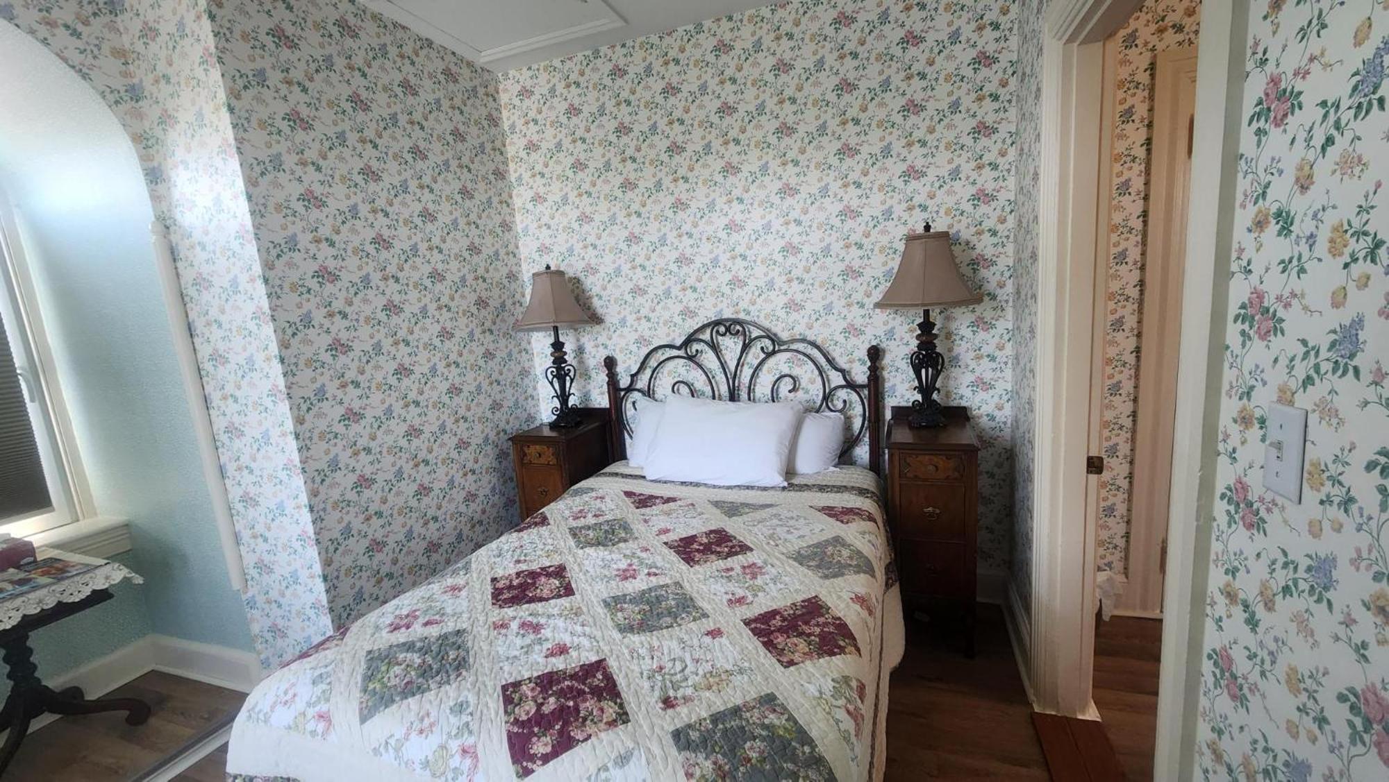 Greystone Manor Bed & Breakfast Bird-in-Hand Екстер'єр фото
