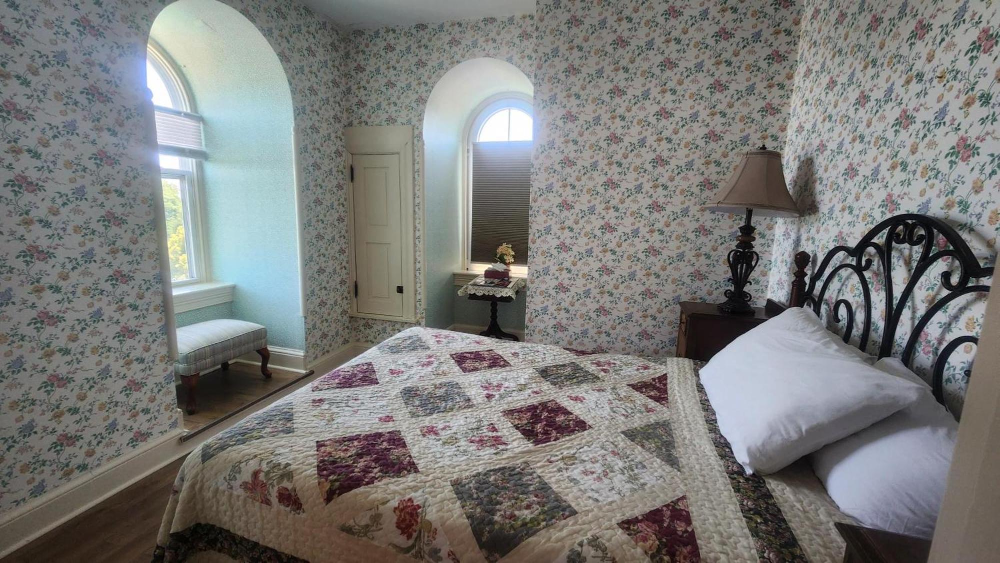 Greystone Manor Bed & Breakfast Bird-in-Hand Екстер'єр фото