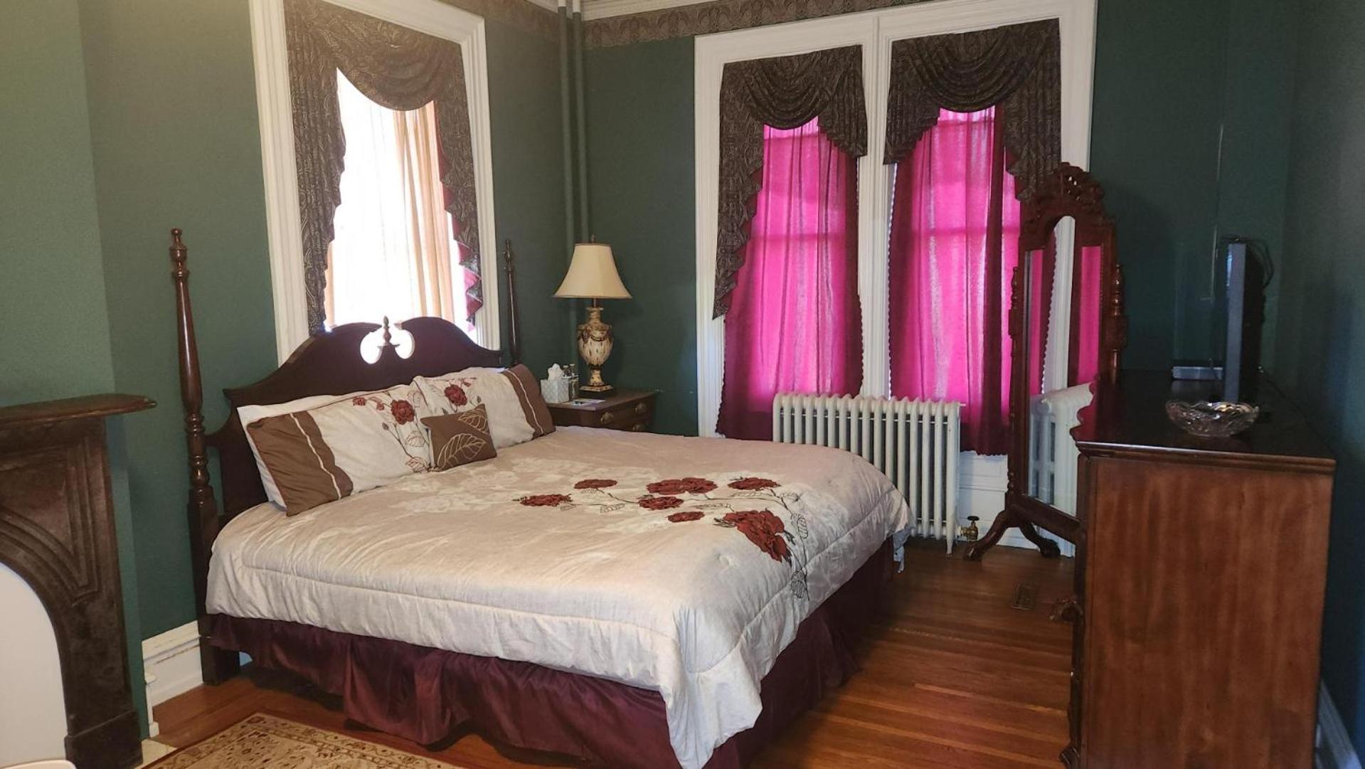 Greystone Manor Bed & Breakfast Bird-in-Hand Екстер'єр фото