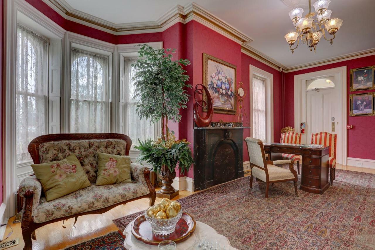 Greystone Manor Bed & Breakfast Bird-in-Hand Екстер'єр фото